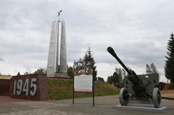 На фото: мемориальный комплекс в честь воинов-сибиряков 166-й стрелковой дивизии и партизан Вадинского края, погибших в боях с немецкими захватчиками в 1941-1943 годах