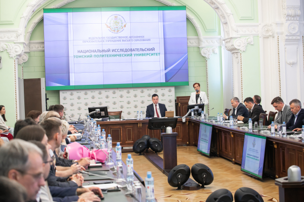 Изображение к новости 'Оксана Козловская вручила томским политехникам награды Законодательной думы'. 