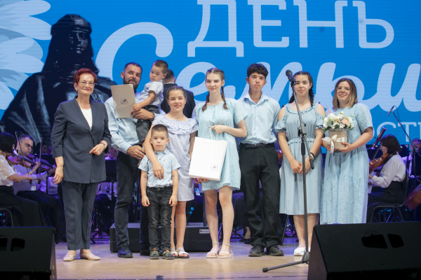 Изображение к новости 'Всё начинается с семьи'. 