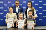 Изображение к новости 'Депутат вручил подарки победителям детского конкурса'. 
