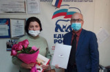 Изображение к новости 'Депутат поздравил с праздником многодетную маму'. 