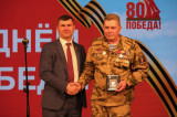 Виктор Рулевский вручил награду думы ветерану боевых действий